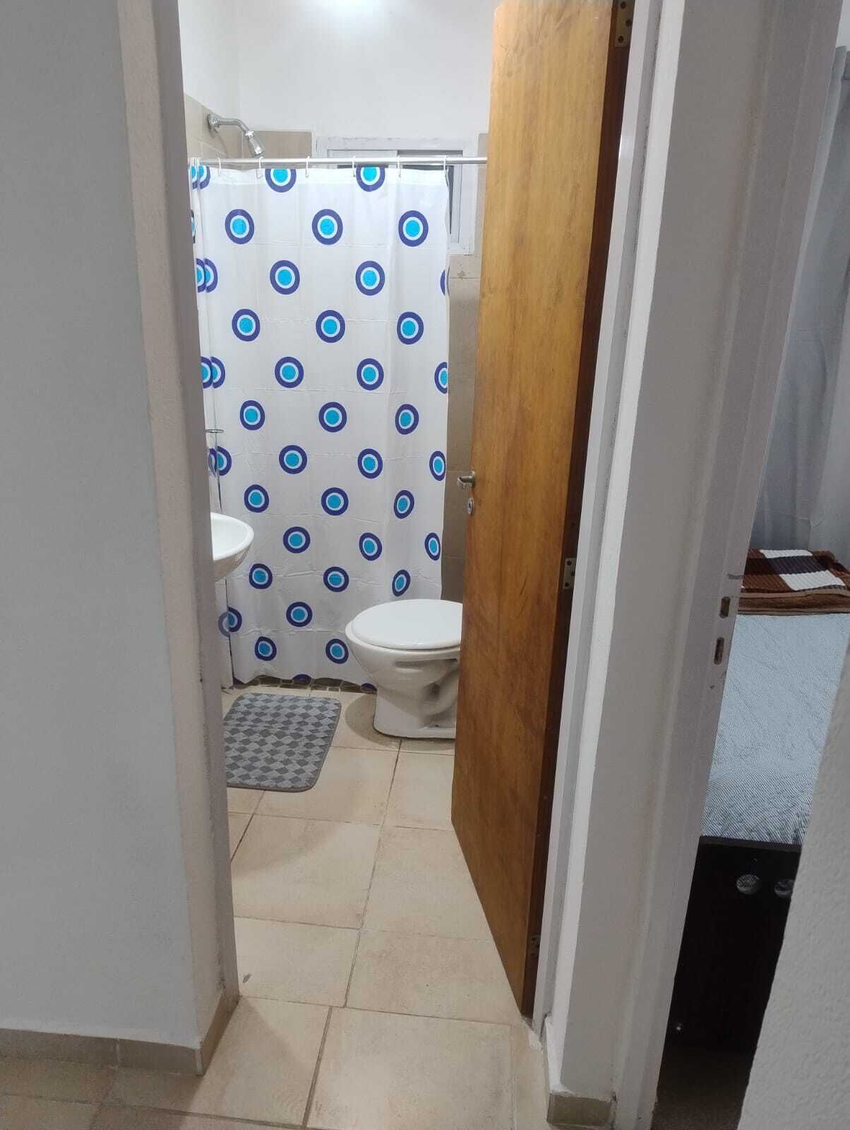 Bidet, toallas, papel higiénico