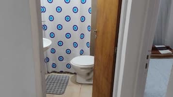 Bidet, toallas, papel higiénico