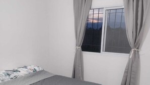 A bedroom with a bed, a window with curtains, and a view of the sky. - Rincon de Olivares, Alta Gracia, Cordoba - Tranquility and Family (Villa del Prado)