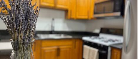 Een microgolfoven, een oven, een kookplaat, een vaatwasser