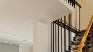 Une cuisine moderne avec un escalier en bois.