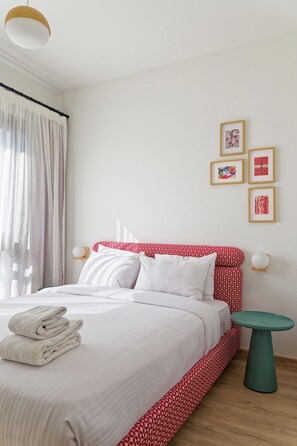 Tabla de planchar con plancha, wifi gratis y ropa de cama