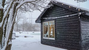 Exterior - Cozy Rustic Cabin Pondside - A Couples Getaway Central to Niagara (Pelham)