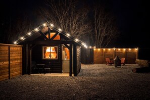 Terrace/patio - Cozy Rustic Cabin Pondside - A Couples Getaway Central to Niagara (Pelham)