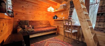 Cozy Rustic Cabin Pondside - A Couples Getaway Central to Niagara
