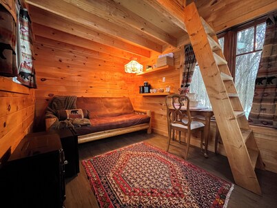 Cozy Rustic Cabin Pondside - A Couples Getaway Central to Niagara