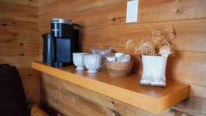 Interior - Cozy Rustic Cabin Pondside - A Couples Getaway Central to Niagara (Pelham)