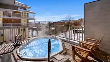 Tina de hidromasaje al aire libre