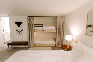 Tabla de planchar con plancha, wifi y ropa de cama