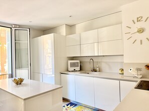 Fridge, microwave, oven, dishwasher - Lovely flat in Menton (Menton)