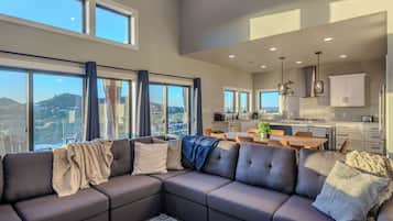 Smart TV, chimenea, mesa de ping pong