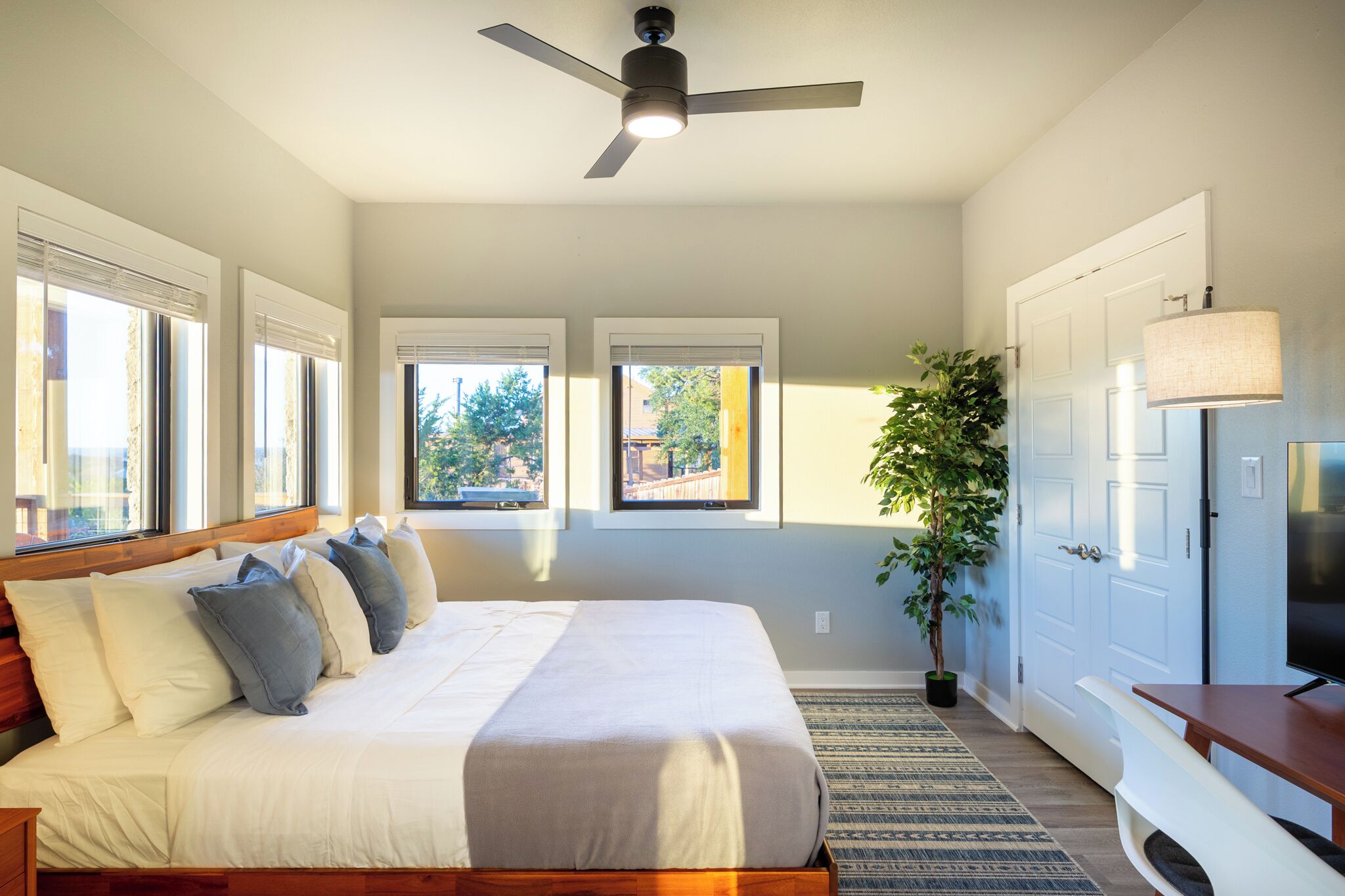 Escritorio, tabla de planchar con plancha, cuna de viaje y wifi gratis 