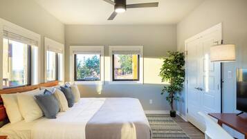 Escritorio, tabla de planchar con plancha, cuna de viaje y wifi gratis