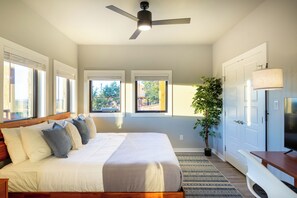 Escrivaninha, ferros/tábuas de passar roupa, berço de viagem