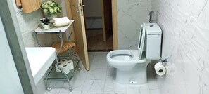 Suihku, pyyhkeet, saippua, vessapaperi