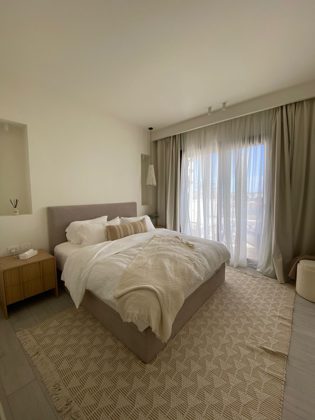 Een strijkplank/strijkijzer, gratis wifi, beddengoed