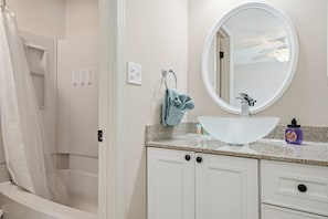 Towels, soap, shampoo, toilet paper - Bright Blue Bliss - Navarre (Navarre)