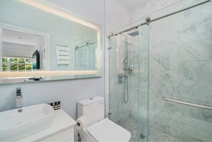 Secadora de cabello, toallas, jabón, papel de baño 