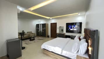 Lägenhet Economy - balkong - utsikt mot staden | Värdeförvaringsskåp på rummet, skrivbord och arbetsyta för laptop