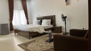 Økonomileilighet, balkong, byutsikt | Safe på rommet, skrivebord og skrivebord for bærbar PC