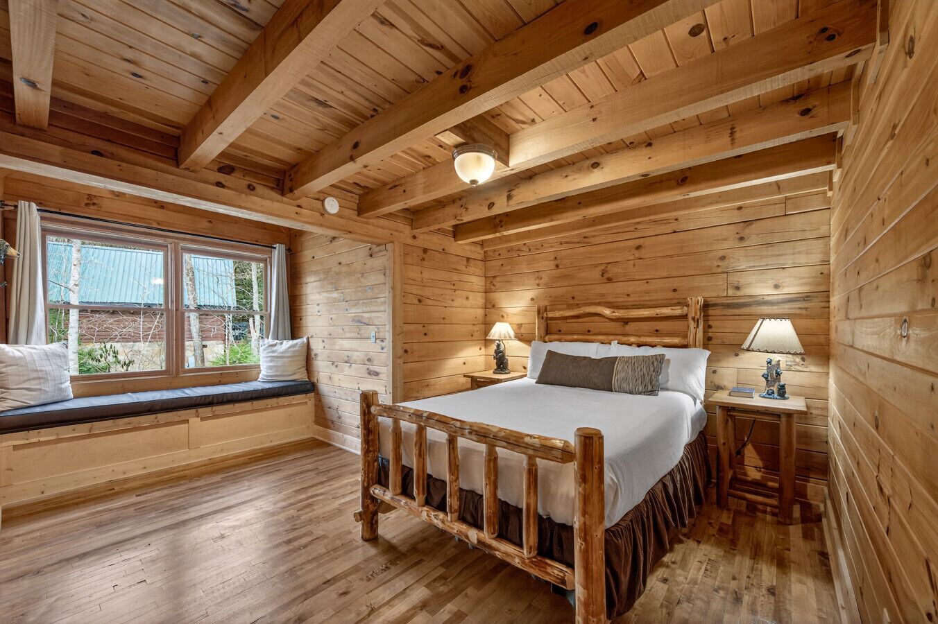 Desk, iron/ironing board, WiFi, bed sheets