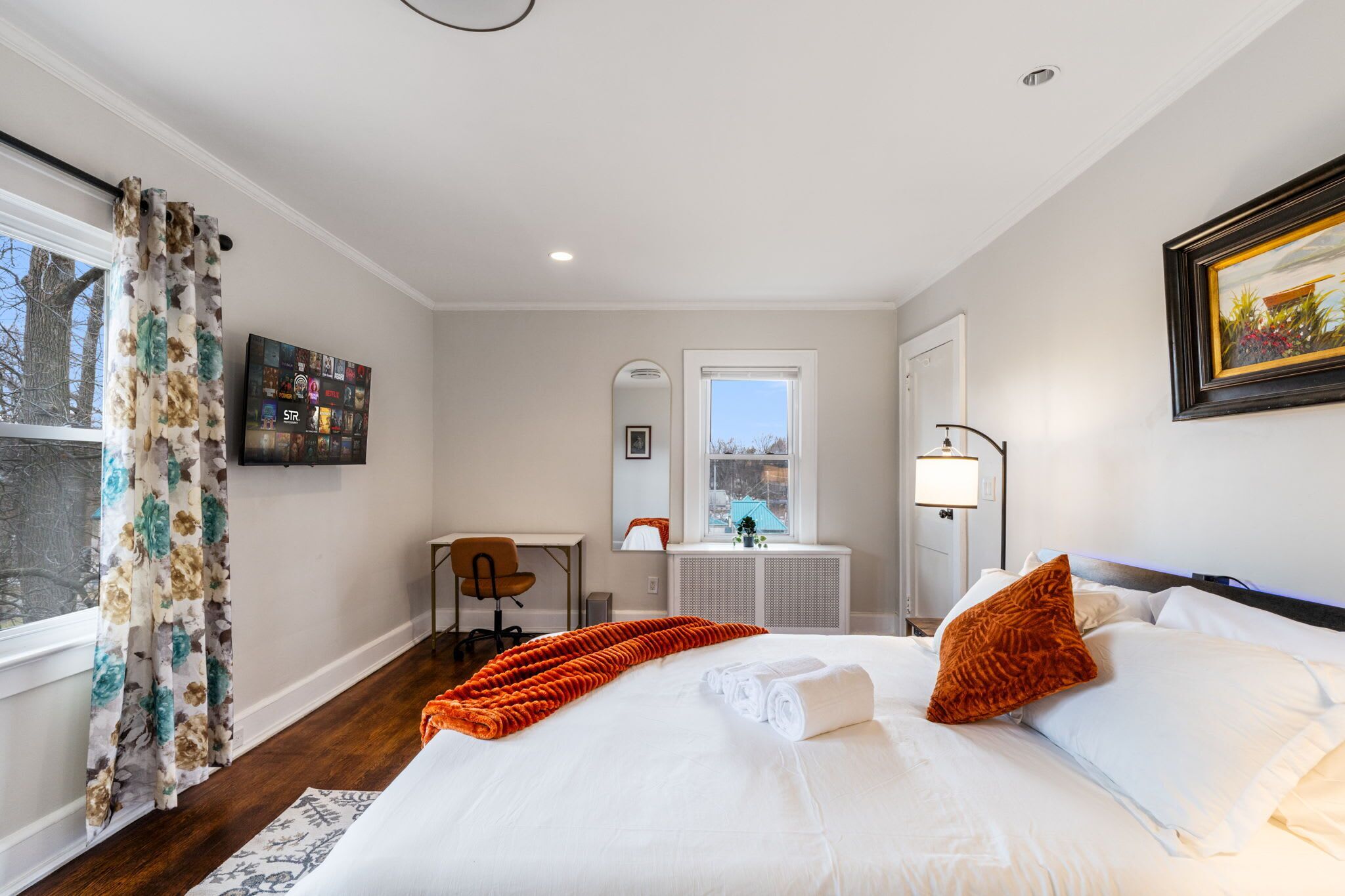 5 bedrooms, desk, WiFi, bed sheets