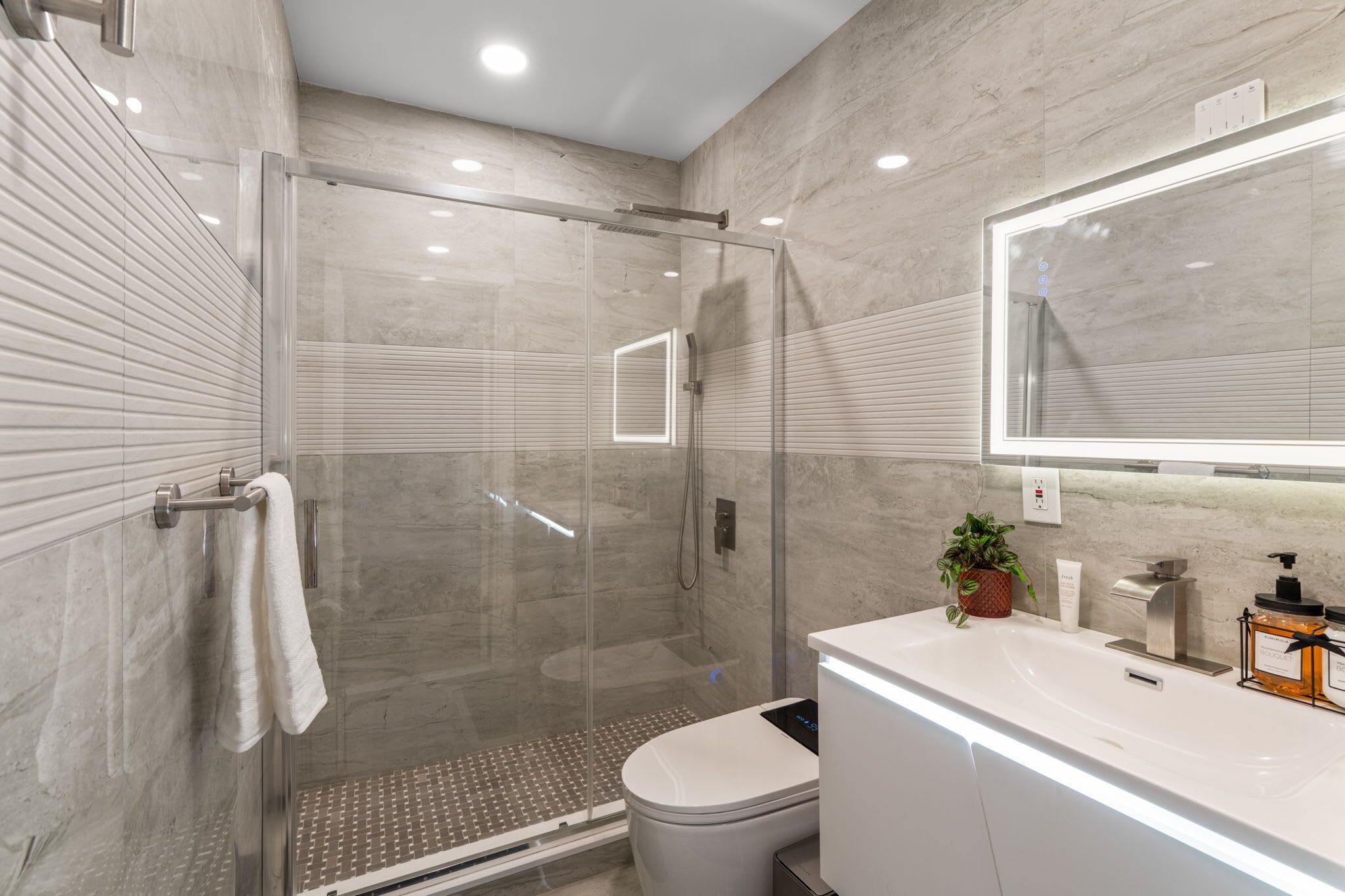 Een douche, handdoeken, shampoo