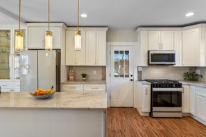 Fridge, microwave, oven, stovetop - 5BR Home, Minutes to NYC and FIFA 2026, Sleeps 16 (Teaneck)