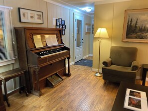 Interior - 900 sq. ft. mobile home close to Golden, B.C., close to national parks, ski hill (Golden)