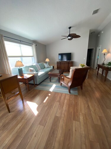 Bright 2BR/2BA Great Palm Villa Central to Pools,Golf, Recreation & Town Squares