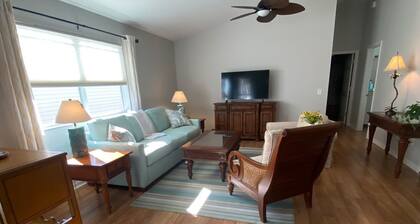 Bright 2BR/2BA Great Palm Villa Central to Pools,Golf, Recreation & Town Squares