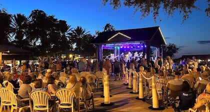 Bright 2BR/2BA Great Palm Villa Central to Pools,Golf, Recreation & Town Squares