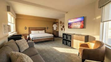 Rom – deluxe, 1 kingsize-seng | Wi-fi (inkludert) og sengetøy