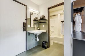 Combinazione doccia/vasca, asciugacapelli, asciugamani, sapone