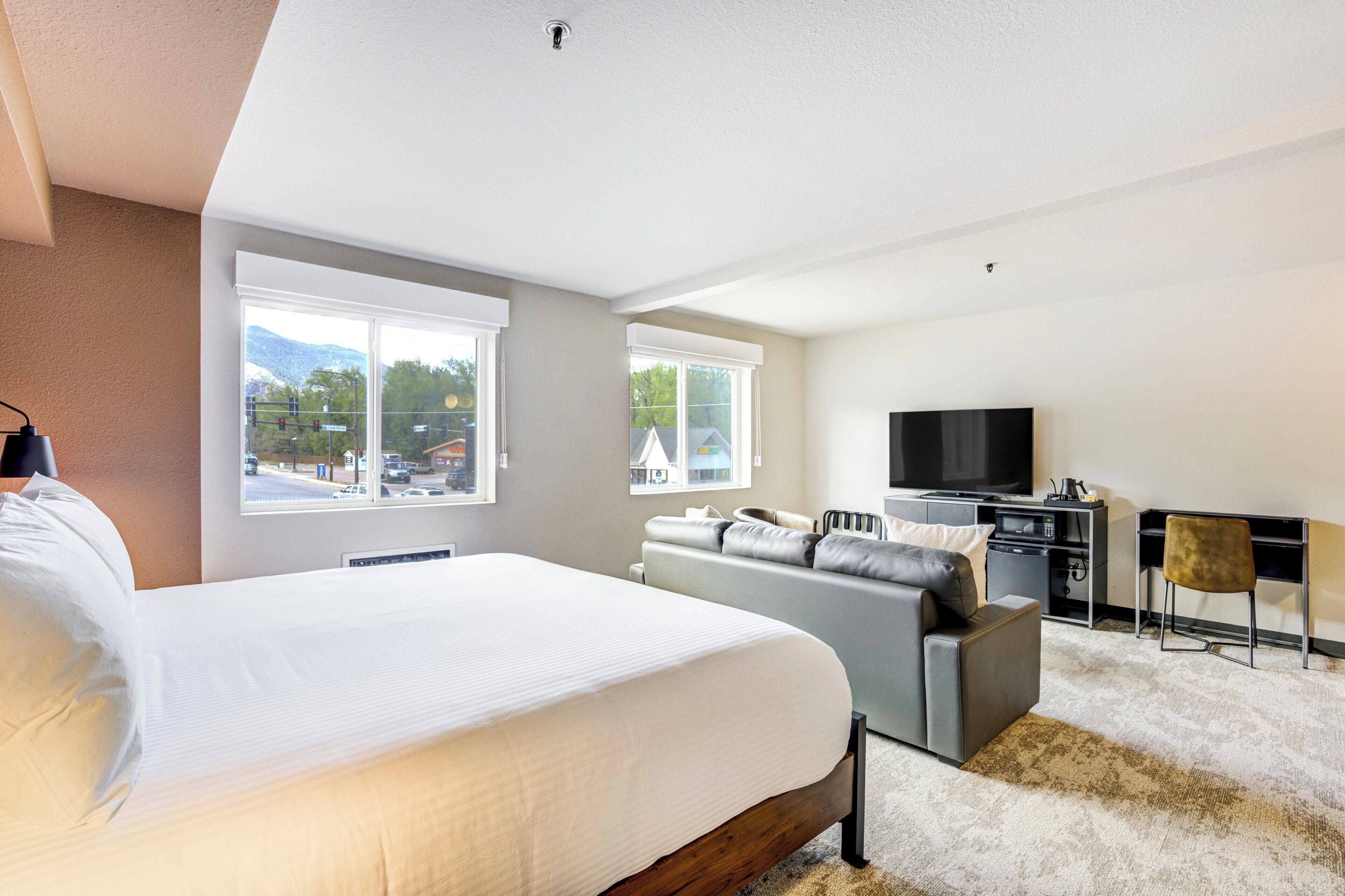 Suite studio Deluxe, 1 très grand lit et 1 canapé-lit, vue sur la montagne | Lit de bébé portatif, accès au Wi-Fi (inclus), literie fournie