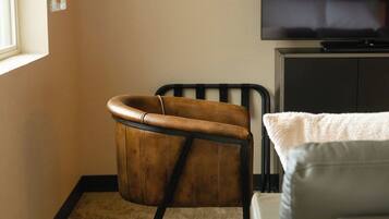 Suite estudio Deluxe, 1 cama de matrimonio grande con sofá cama, vistas a la montaña | Cuna de viaje, wifi gratis, ropa de cama