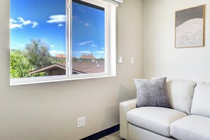 Deluxe Studio Suite, 1 King Bed with Sofa bed, Mountain View | Travel crib, free WiFi, bed sheets - The Outrider Hotel (Manitou Springs)