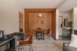 Una sala moderna con comedor, cocina y baño.