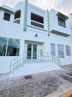 Exterior detail - Sunny Beachy 2BR Spacious, Secure + Free Parking (San Juan)