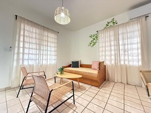 TV - Sunny Beachy 2BR Spacious, Secure + Free Parking (San Juan)