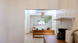 Una cocina con un banco de madera, una cafetera y un lavabo.