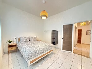 2 bedrooms, desk, WiFi - Secure 2BR Escape for Travelers + Parking (San Juan)