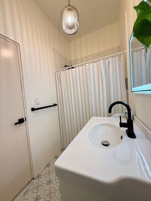Bathroom - Bright & Spacious 1BR - Central San Juan Location (San Juan)