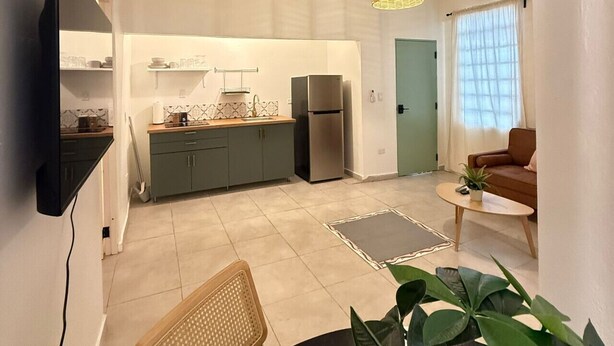 Een knus woongedeelte met kitchenette, eethoek en zithoek.