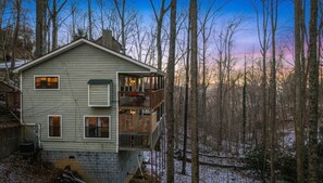 Exterior - Locklyn`s Loft | Views, Hot Tub, Game Room & MORE! (Gatlinburg)