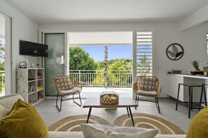 TV - Wadi Rhum - Three Bedroom Apartment, Sleeps 6 (Sainte-Luce)