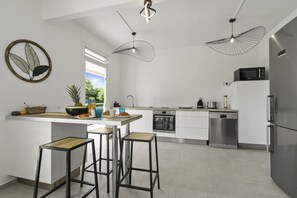 Kylskåp, mikrovågsugn, ugn och diskmaskin