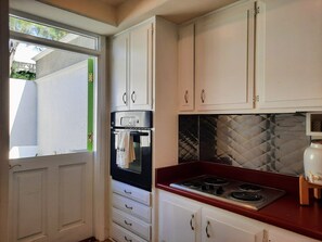 Private kitchen - Southern Cal vacation in 55+ lovely Laguna Woods. Month long rental. (Laguna Woods)