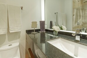 Shower, hair dryer, towels, soap - Vibrante y Moderno Estudio Cerca de Quinta Avenida (Playa del Carmen)