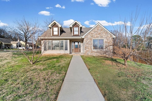 Rest & Rally Retreat—5-BR (7 Beds)—Skyline Views